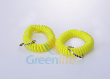 Φωτεινή κίτρινη ταυτότητα Chian Keychain βραχιολιών σκοινιού Flexbile πλαστική σπειροειδής 12 εκατ.
